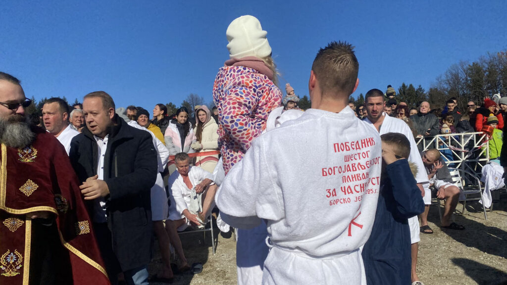 Na Borskom jezeru održano šesto plivanje za Časni krst