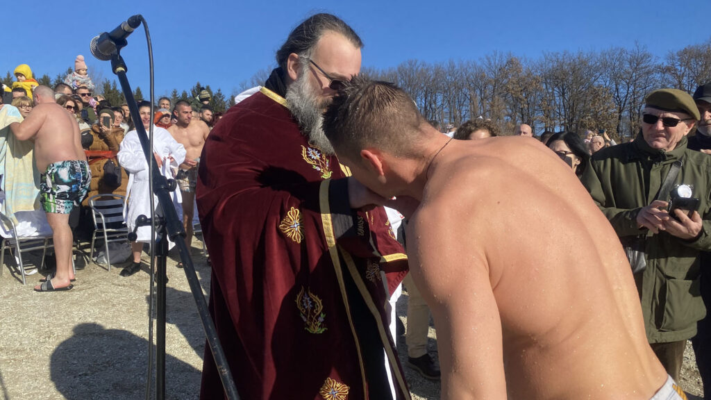 Na Borskom jezeru održano šesto plivanje za Časni krst