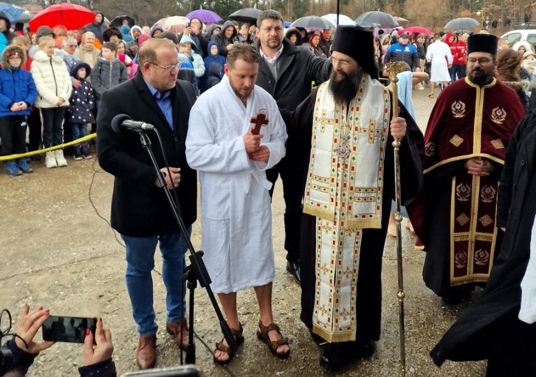 Uroš Živanović prvi doplivao do Časnog krsta