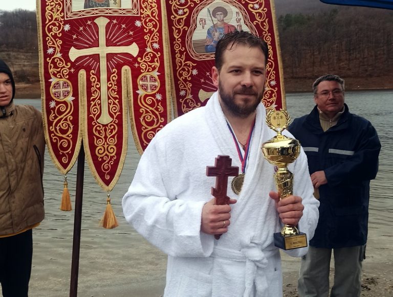 Uroš Živanović prvi doplivao do Časnog krsta